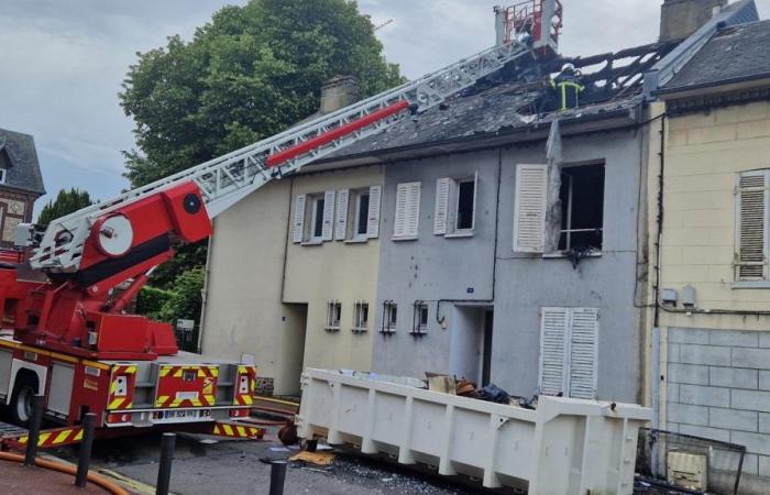 En Pont-Audemer, un incendio se produce en una habitación y se extiende al tejado de una vivienda