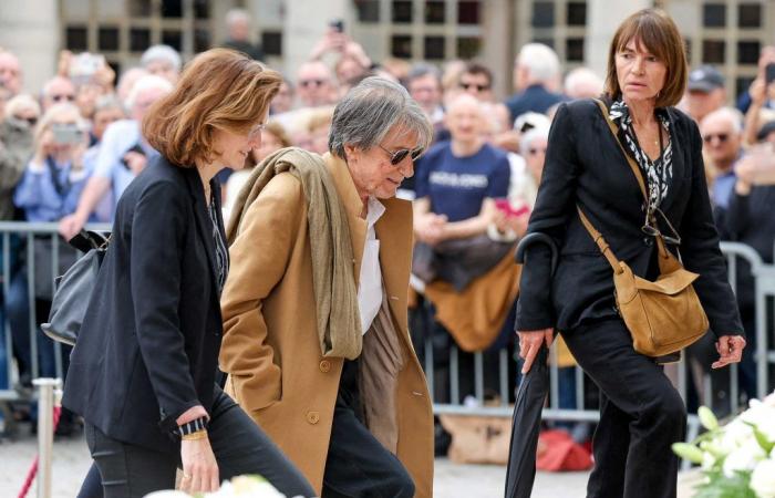 Jacques Dutronc apoyado por su compañera Sylvie Duval en el funeral de Françoise Hardy