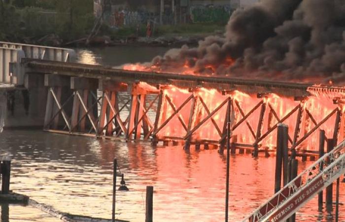 El puente ferroviario de Richmond se incendia y produce mucho humo – BC