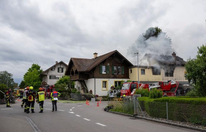 Münsingen: Mehrfamilienhaus en Brand geraten