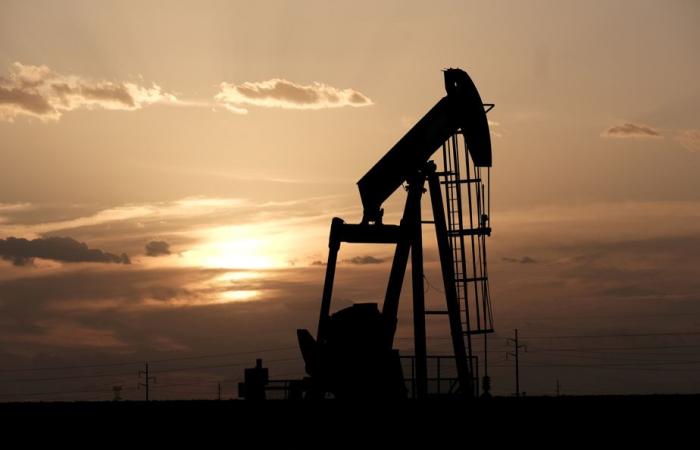 El petróleo cae frente a un dólar fuerte
