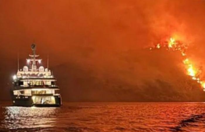 En Grecia, se produce un incendio en la isla de Hidra debido a los fuegos artificiales disparados desde un yate