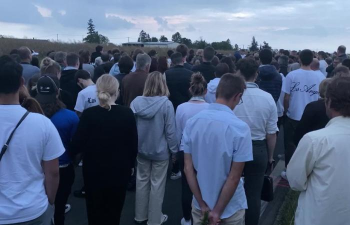 “Le podría haber pasado a cualquiera”, en Bailleau-le-Pin, más de 300 personas se reunieron para rendir homenaje a las siete víctimas del fatal accidente