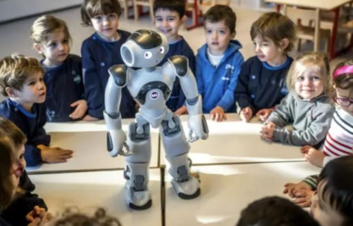 En una guardería suiza, un robot extranjero habla con los niños