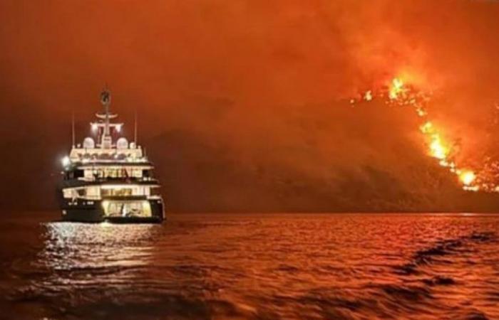 Disparan fuegos artificiales desde un yate y provocan un incendio en la isla de Hidra, Grecia
