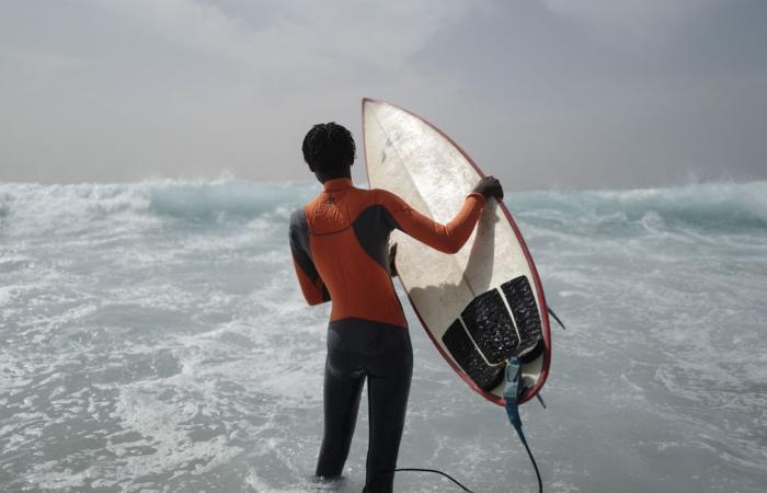 En Senegal, clases gratuitas de surf para recuperar a los estudiantes que abandonaron sus estudios