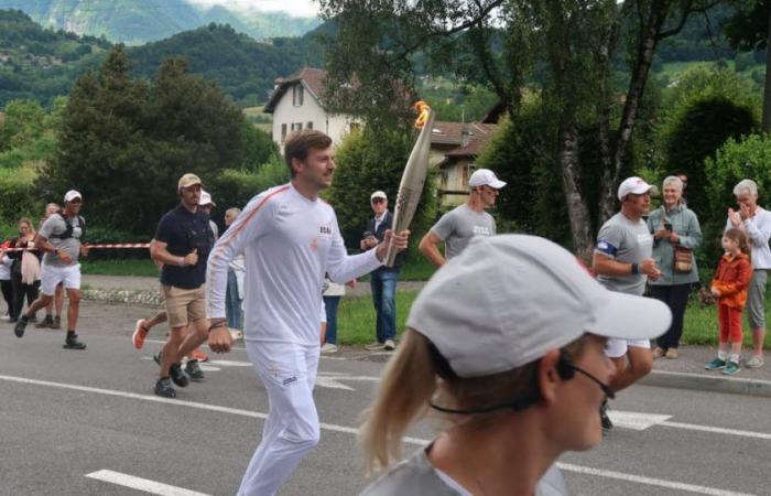 Atletismo. Christophe Lemaitre llevó la llama olímpica pero no corrió en Aix-les-Bains