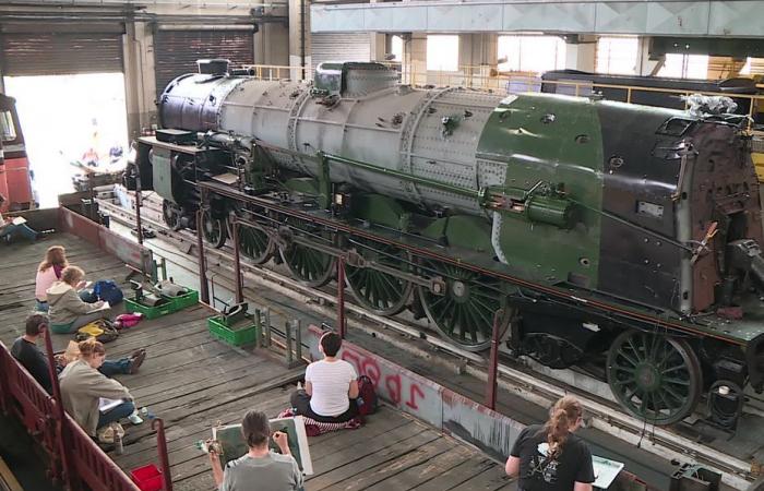 Sorprendente encuentro entre entusiastas de los trenes y los bocetos frente a una máquina de vapor de 75 años