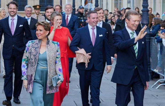 El Gran Duque Enrique y sus cuatro hijos asisten a la procesión con antorchas en vísperas del Día Nacional