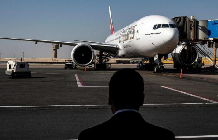 Boeing 777 da la vuelta en el aeropuerto de Amsterdam después del despegue