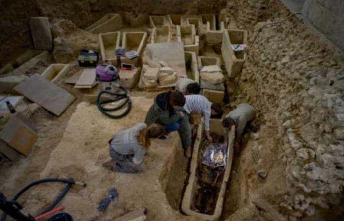 Los arqueólogos abren un sarcófago de la era merovingia, sellado durante más de 1.500 años.
