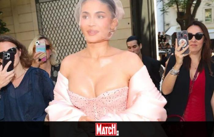 Kylie Jenner mezcla corpiño y transparencias en su visita a París durante el desfile de Schiaparelli