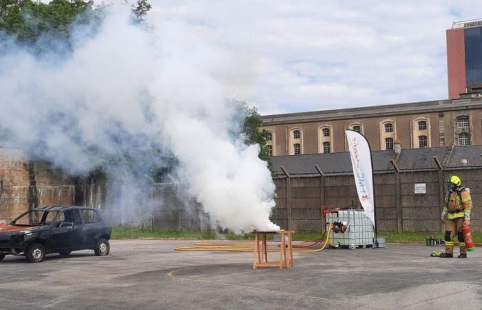 VÍDEO: simulacro de incendio con baterías eléctricas en el parque de bomberos marítimo de Cherburgo