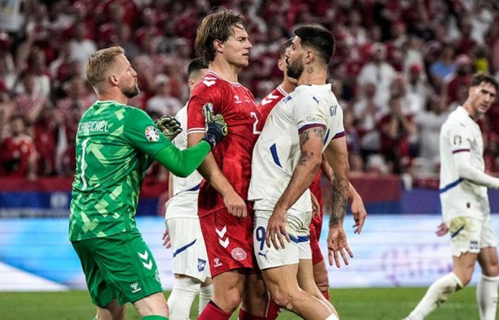 Serbia vuelve a quedarse estancada en la fase de grupos, Dinamarca se conforma con el 0-0