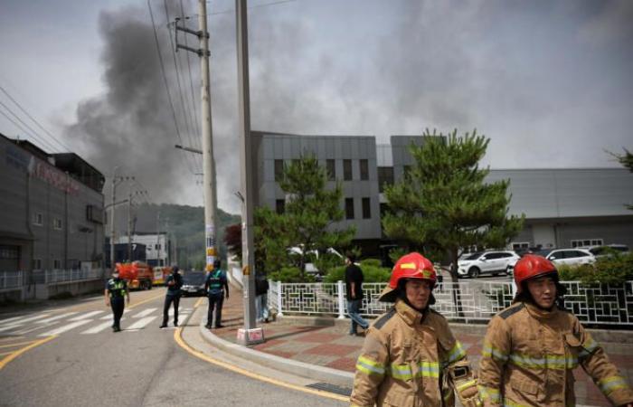 En Corea del Sur, un incendio en una fábrica de baterías mata a veintidós personas