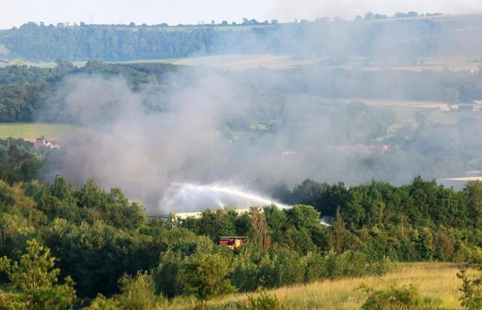 Un impresionante incendio azotó la fábrica Trollé en Hesdin-l’Abbé
