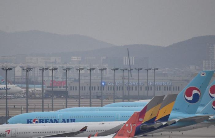 El Boeing 737-8 de Korean Air cae 27.000 pies, 17 heridos a bordo