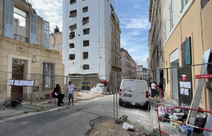 Los residentes regresan a sus casas tras el levantamiento gradual del perímetro de seguridad en la rue de Tivoli en Marsella