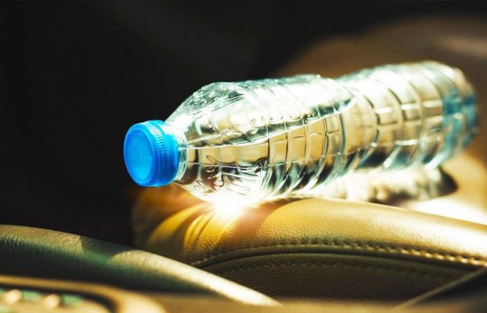 Nunca dejes una botella de agua en el coche en verano: los graves riesgos que conlleva