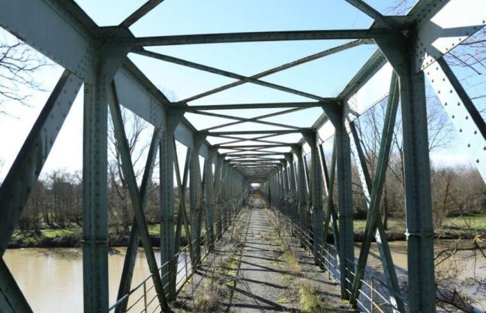 Cerca de Tolosa. Cerrado desde hace años, este viejo puente de hierro renacerá