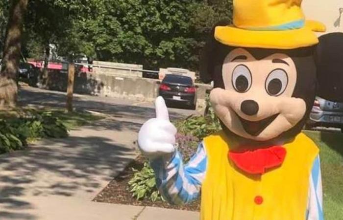 Disfrazado de Mickey Mouse, agredió sexualmente a una turista en el Viejo Quebec