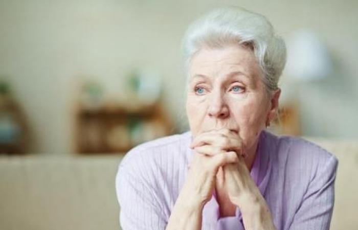 La soledad crónica aumenta los riesgos de las personas mayores.