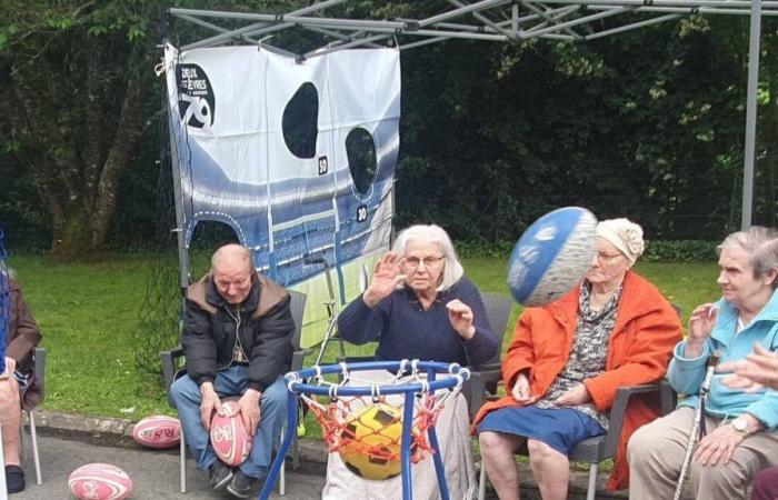 Châtillon-sur-Thouet. Los clubes deportivos animaron la residencia de ancianos