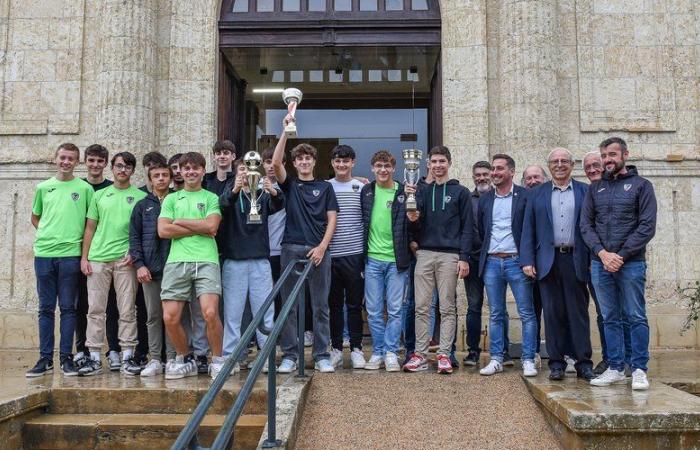 Fútbol: los sub 17 del Gers Foot Sud entregan el trofeo de la Copa Gers