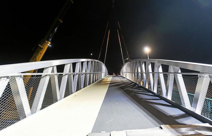 Sobre la RN165 en Vannes, la espectacular instalación de una pasarela para ciclistas y peatones [En images]