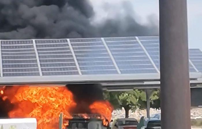 Un vehículo se incendia bajo paneles fotovoltaicos, un hombre quemado en absoluta emergencia