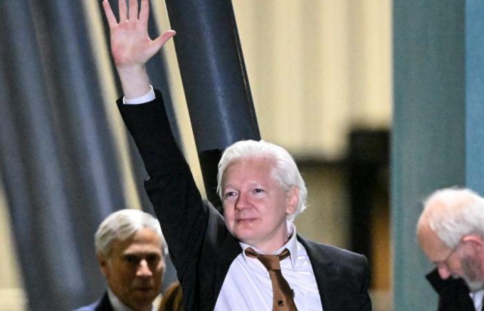 las primeras imágenes del fundador de Wikileaks a su llegada a Australia