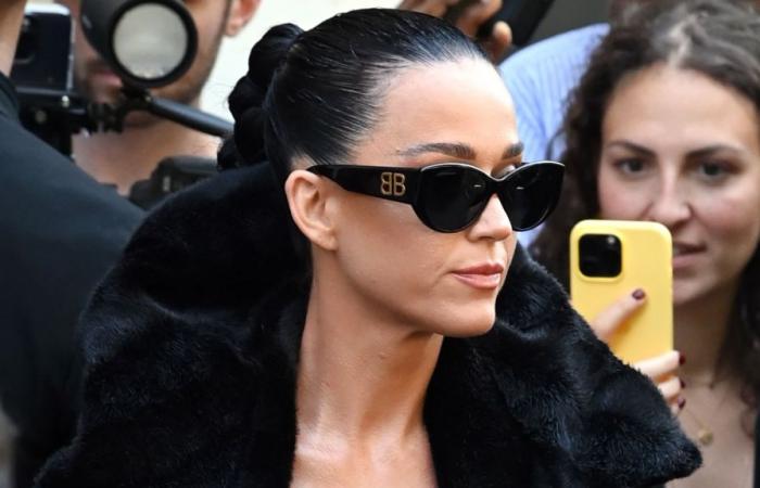 Katy Perry, en topless bajo un abrigo de piel XXL, impacta al público en el desfile de Alta Costura de Balenciaga