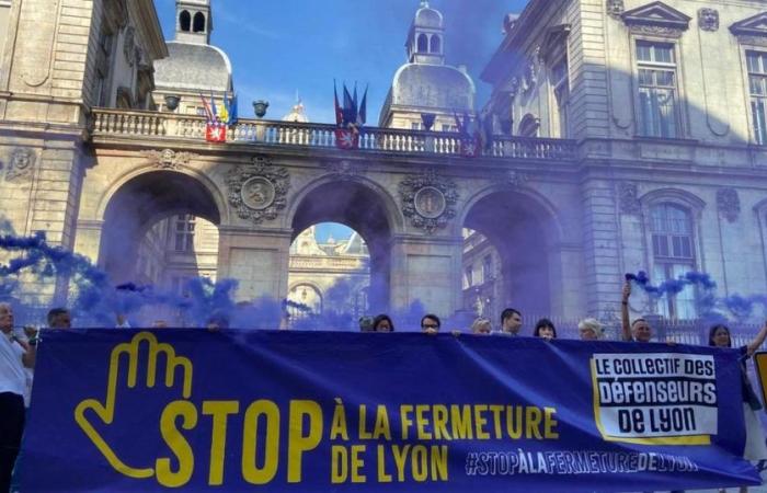 Contra “el cierre de Lyon”, comerciantes y vecinos “cierran simbólicamente” el Ayuntamiento