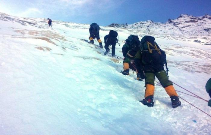 Mientras el hielo se derrite, el Everest revela a sus escaladores muertos