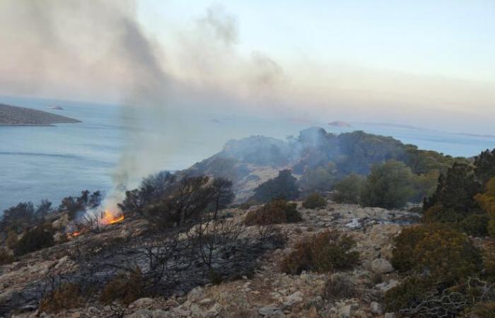 En Grecia, tras un incendio provocado por fuegos artificiales, los capitanes de un yate se enfrentan a veinte años de prisión