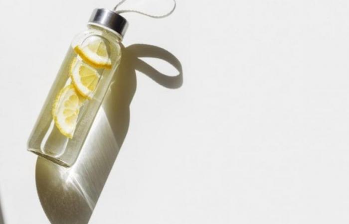 ¡Manténgase hidratado durante el clima cálido con una botella de agua graduada!