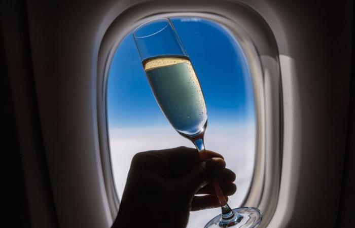 He aquí por qué deberías evitar beber alcohol antes de volar