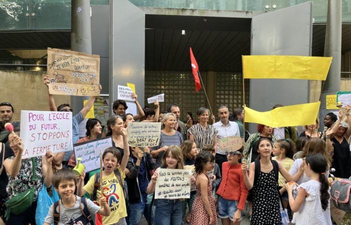 En Burdeos, padres y alumnos de la escuela Paul-Bert protestan contra el cierre de clases
