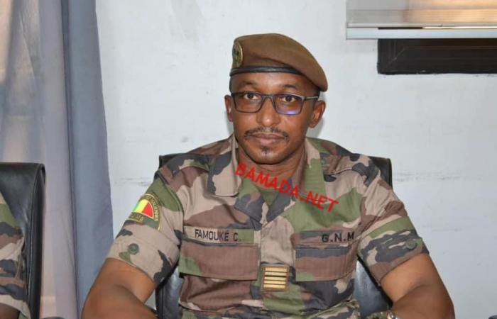 El Jefe de Estado Mayor de la Guardia Nacional de Mali escucha la sucesión de Boulkessi y Mondoro