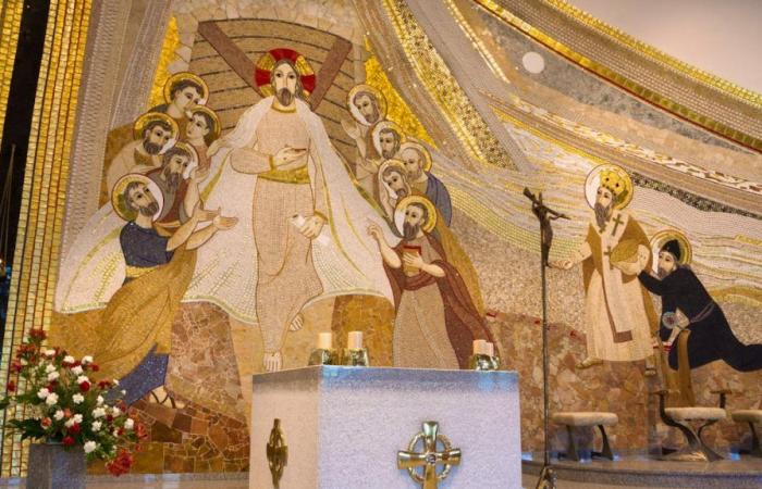 Los acusadores del sacerdote exigen la retirada de sus mosaicos