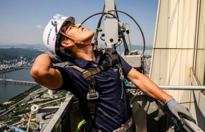 FOTOS | Un limpiador de ventanas en el rascacielos más alto de Corea enfrenta su miedo a las alturas todos los días.