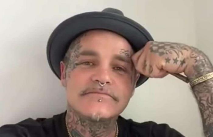 El cantante de Crazy Town, Shifty Shellshock, murió por “sobredosis accidental”, dice un representante