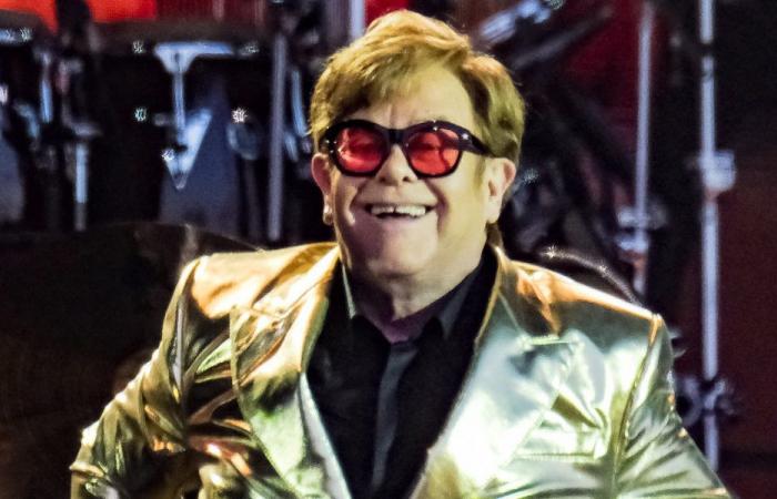 Elton John sorprende a sus fans vendiendo su ropa online