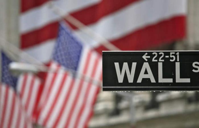 Wall Street cierra a la baja tras cifras de inflación y debate presidencial