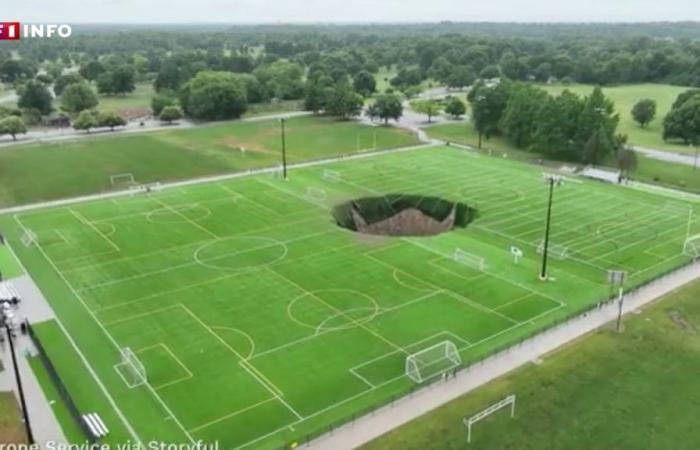 VIDEO – Un gigantesco agujero arrasa parte de un campo de fútbol