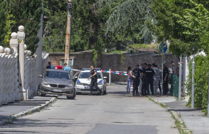 Oficial de policía herido en “ataque terrorista” frente a la embajada de Israel en Belgrado