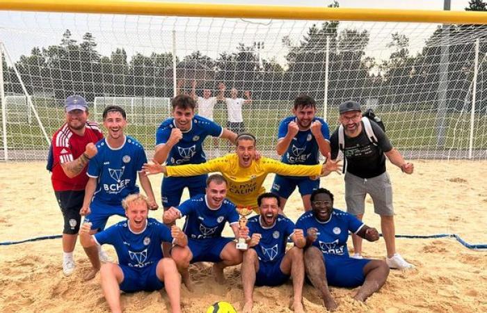 Cuatro equipos que luchan por el título de campeón regional de fútbol playa en Vichy