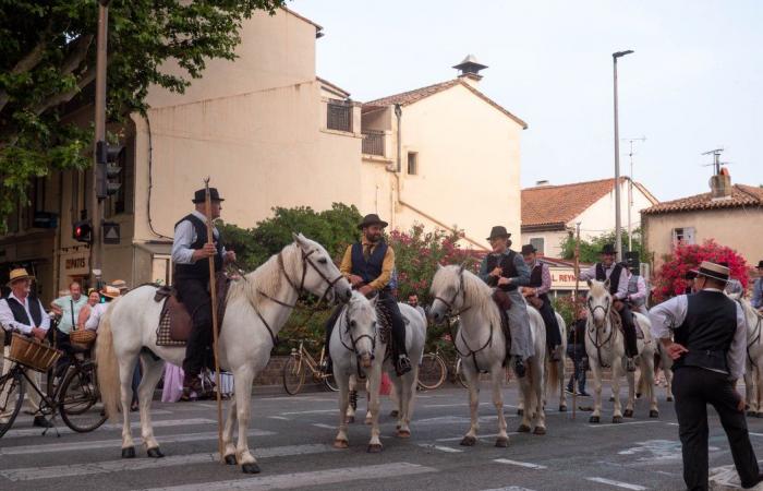 EN FOTOS La Pégoulado d’Arles, un desfile de faroles