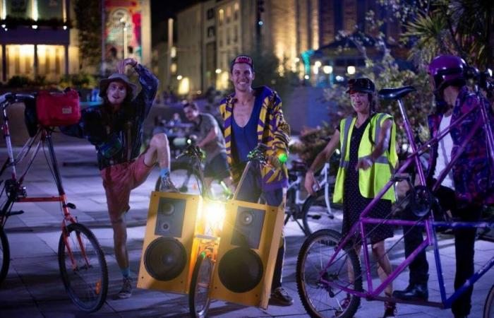 En Brest, van en bicicleta al festival Astrópolis con música “para fomentar la bicicleta”