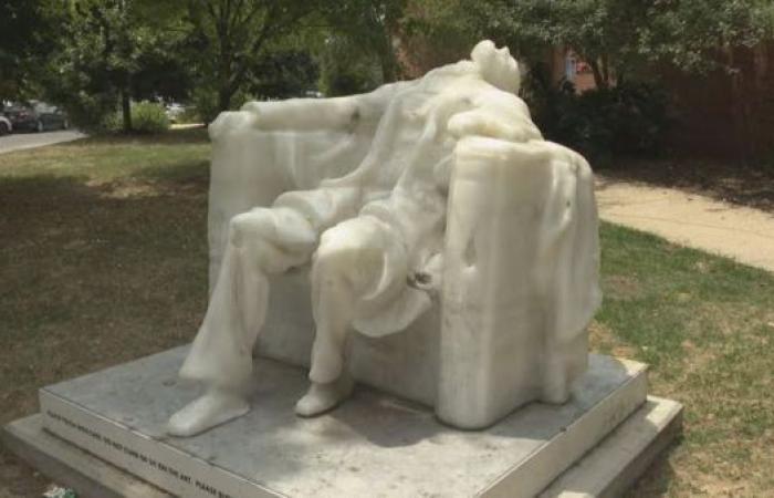 El calor derrite la estatua del expresidente